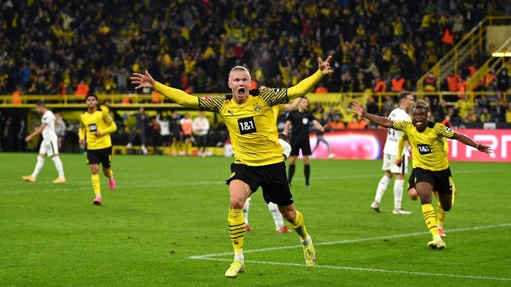Erling Haaland celebra gol con la camiseta del Borussia Dortmund en Bundesliga