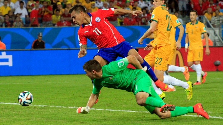La selección chilena derrotó a Australia en el Mundial de Brasil 2014, en un enfrentamiento que podría repetirse en el repechaje clasificatorio para Qatar 2022