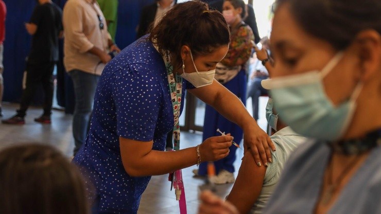 ¿Quiénes deben vacunarse contra el Covid-19 en Chile durante esta semana?