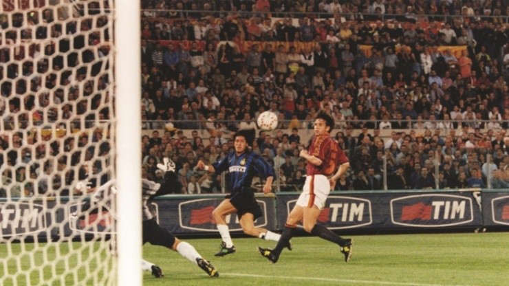 El momento de la exquisita definición de Iván Zamorano que significó el tercer gol del Inter de Milán: Foto: Inter.it