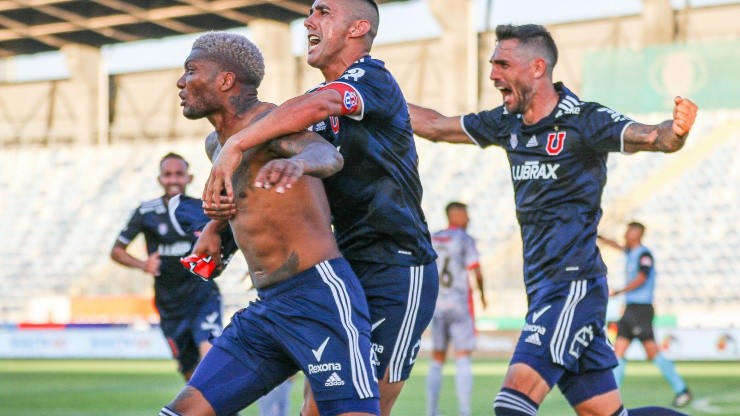 Junior Fernandes, Osvaldo González y Joaquín Larrivey estallan de locura después del gol del triunfo y salvación de Universidad de Chile