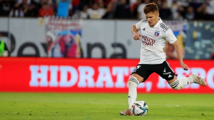 Colo Colo aseguró la permanencia de Leonardo Gil. Foto: Agencia Uno
