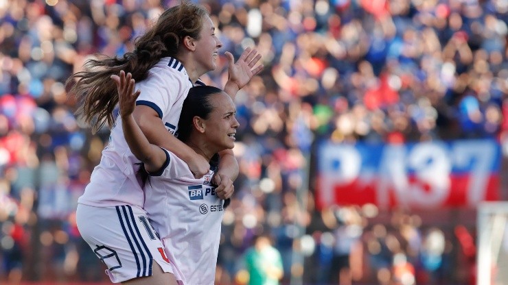 Bárbara Sánchez y Sonya Keefe celebran el 1-0 de la U contra Santiago Morning en la final.