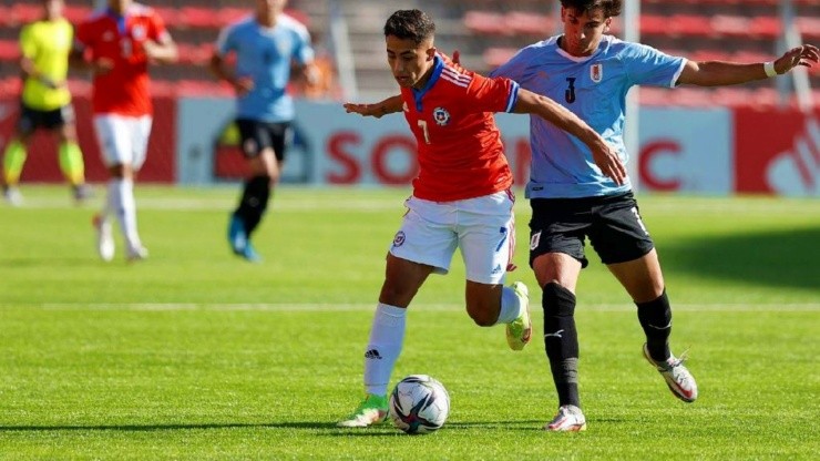 Lucas Assadi tuvo que batallar contra la exigente defensiva de Uruguay