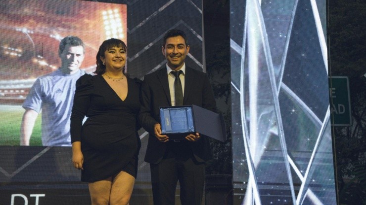 Carlos Véliz elegido como Mejor DT de la temporada 2021 en la Gala del Fútbol Femenino, premios Contragolpe, entregados el jueves pasado.
