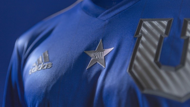 Adidas presentó un bello modelo de la camiseta de Universidad de Chile a diez años de la obtención de la Copa Sudamericana