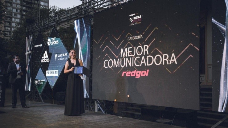 La periodista Grace Lazcano fue elegida como Mejor Comunicadora RedGol de la Gala del Fútbol Femenino 2021, Premios Contragolpe.