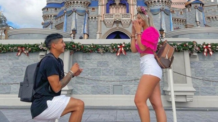 Arrodillado en el parque de Disney Magic Kingdom Moya pidió matrimonio