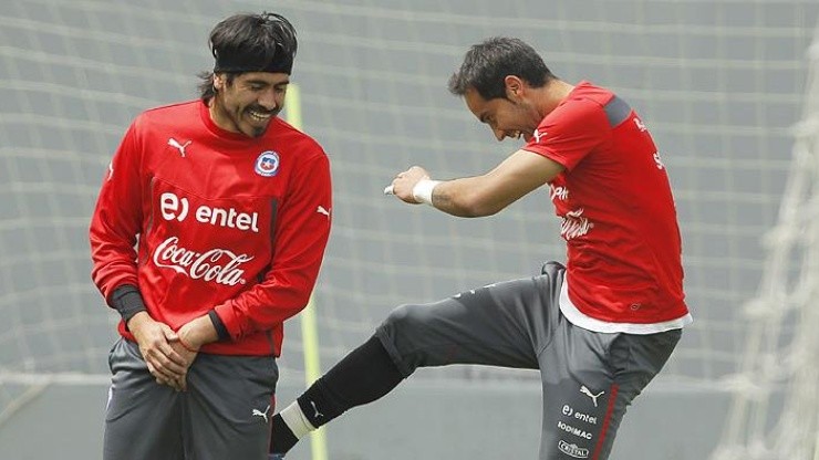 Sánchez entrenando junto a Claudio Bravo