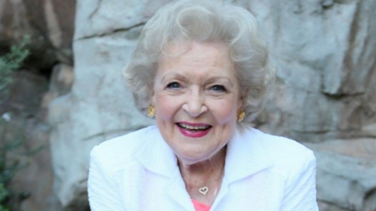 Betty White, leyenda de la televisión fallece a los 99 años.