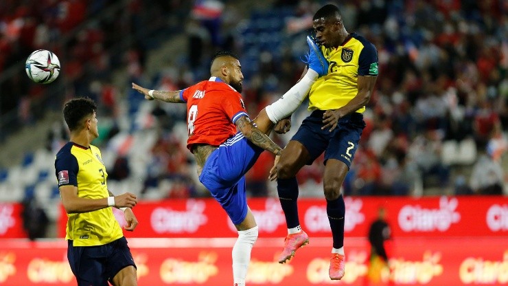 Arturo Vidal golpeó sin querer a un jugador de Ecuador y su presencia en la Roja es un misterio