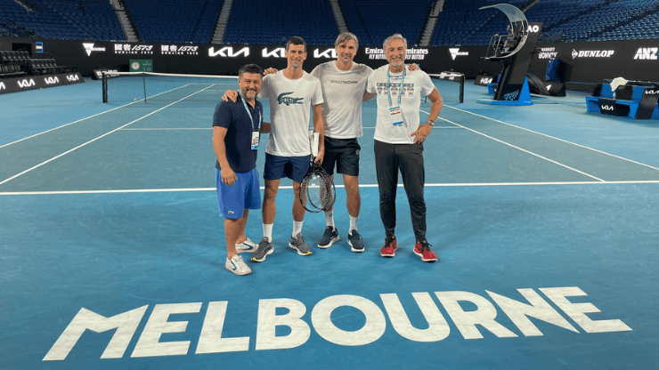 Novak Djokovic junto a su equipo en Australia