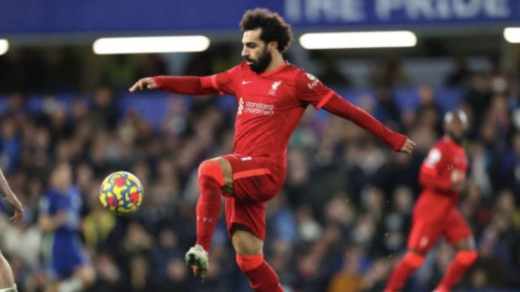 Salah le pasa la pelota a Liverpool para que defina su futuro