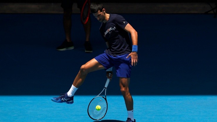 Djokovic entrena de cara a lo que será el Abierto de Australia