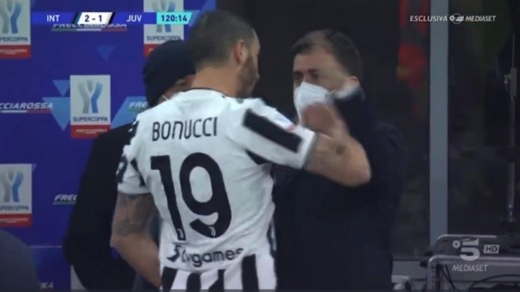 El zaguero italiano agredió física y verbalmente al secretario del Inter tras el gol del delantero chileno y ahora tendrá que pagar una multa.