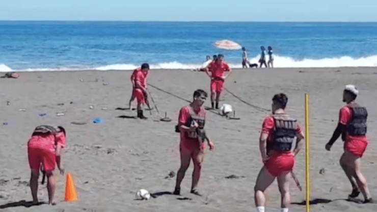 Los Diablos Rojos tuvieron una extenuante jornada de entrenamiento en la playa de Cobquecura y recibieron la visita de varios hinchas.