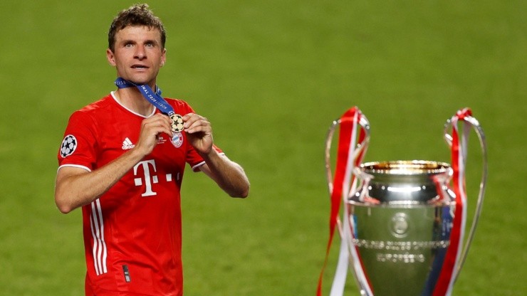 Müller con el trofeo de la Champions League 2020