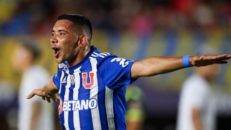 Cristián Palacios festeja su primer gol con la camiseta azul