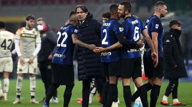Inzaghi felicitó a Vidal tras el final del partido