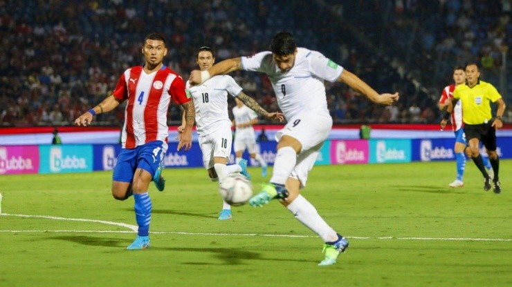Luis Suárez empalmó este zurdazo para sentenciar la victoria en favor de Uruguay ante un débil Paraguay