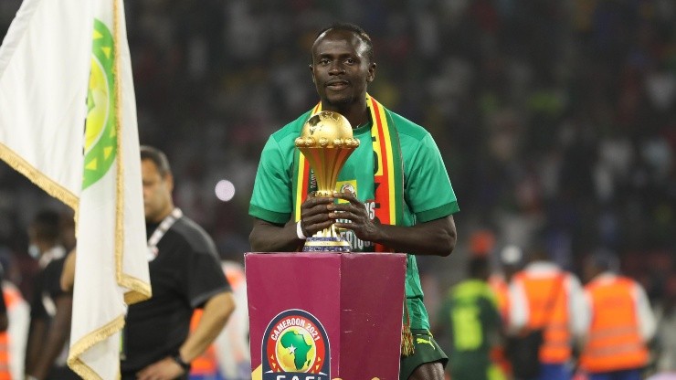 Sadio Mané levantando la Copa Africana de Naciones