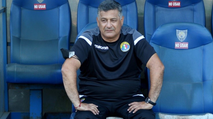 El entrenador de 52 años lamentó el fallecimiento de su esposa Viviana Barriga en la primera fecha del Campeonato Nacional 2022.
