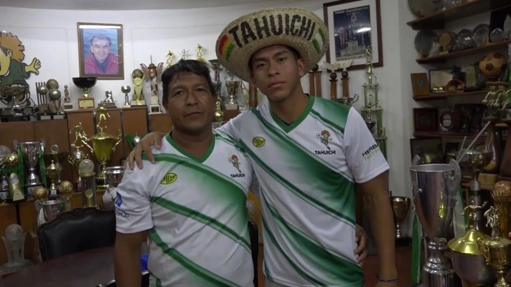 Ervin Vaca junto a su padre en la Academia Tahuichi Aguilera
