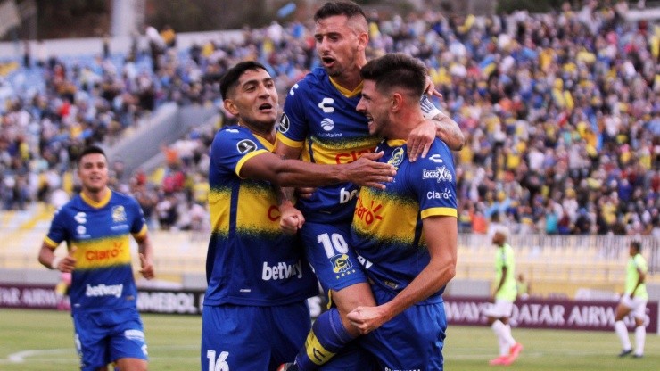 Everton goleó en su estreno en Copa Libertadores y se acerca a la tercera fase