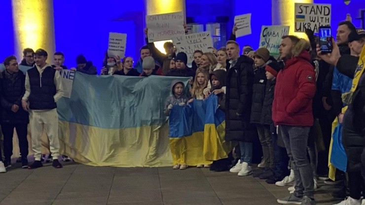Oleksandr Zinchenko protesta en Manchester contra la invasión rusa a Ucrania.