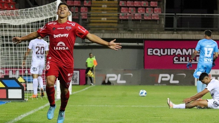 Aravena es el jugador del partido con sus tres goles en Chillán.