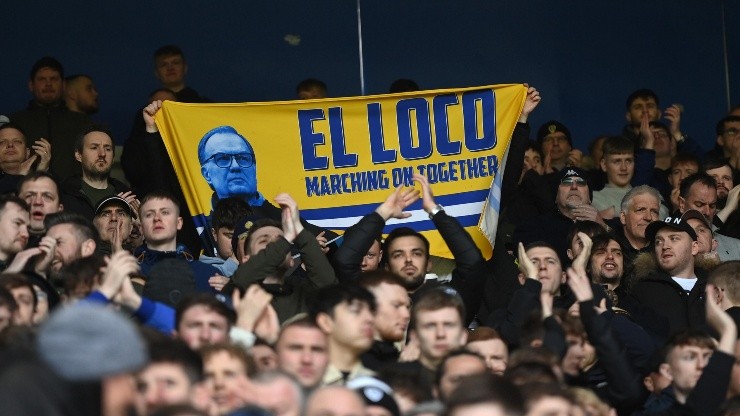 Los hinchas del Leeds United llevaron banderas para recordar a Marcelo Bielsa