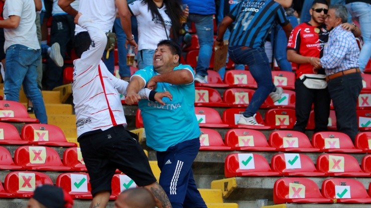 Hinchas de Querétaro y Atlas se pelean en México mientras aficionados se resguardan con miedo