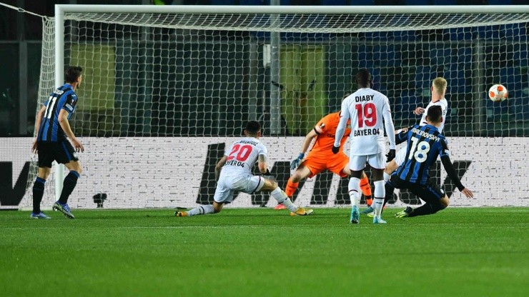 Atalanta derrotó al Bayer Leverkusen pese al tempranero golazo de Charles Aránguiz en Europa League.