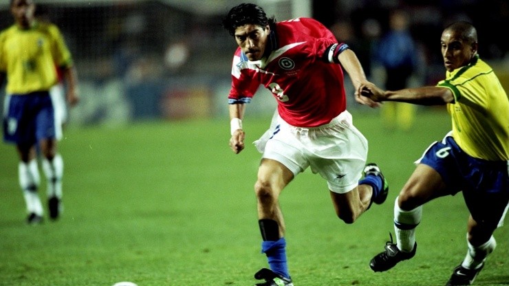 Iván Zamorano jugando contra Brasil en el Mundial de Francia 1998
