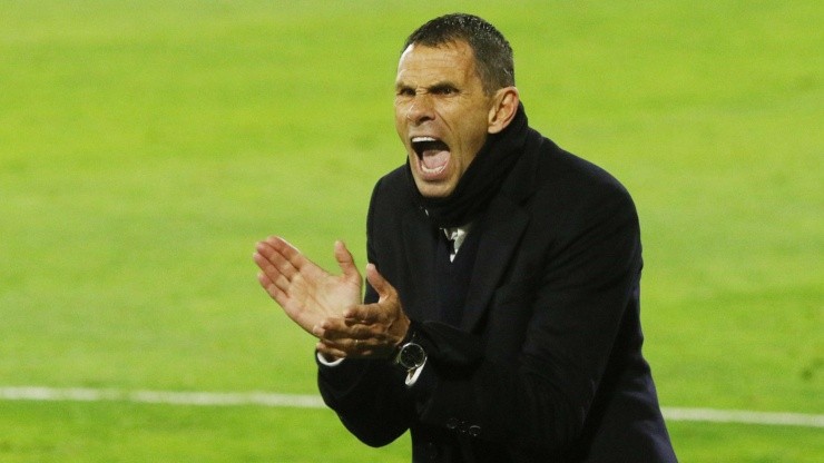 El ex entrenador de la UC vivió su primer partido como adiestrador de la selección griega de fútbol y celebró ante Rumania.