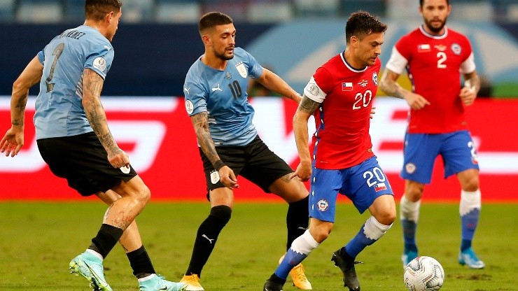 Chile tiene la obligación de ganarle a Uruguay y esperar la ayuda de Venezuela y Paraguay para llegar al repechaje del Mundial de Qatar 2022.