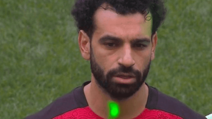 Los lásers no dejaron tranquilo a Salah