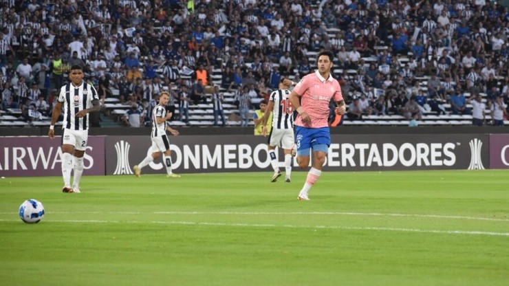Juan Tagle en picada contra el árbitro del partido de la Católica contra Talleres.