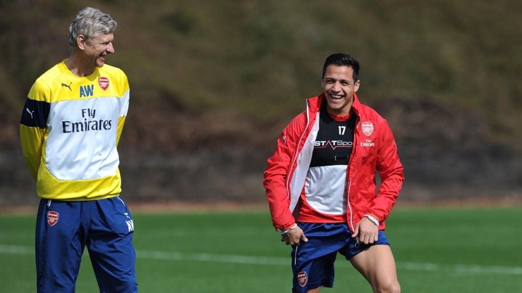 Alexis Sánchez y Arsene Wenger en la práctica del Arsenal en 2015