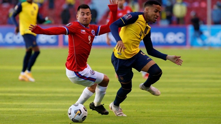 Jean Meneses disputa el balón con el ecuatoriano o colombiano Byron Castillo en el partido que la Roja empató en Quito