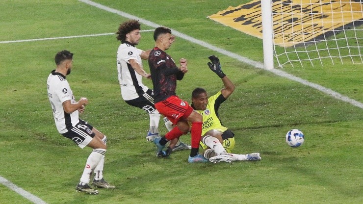 De Tezanos compara el debut de Carabalí en Copa Libertadores con el de Claudio Bravo en eliminatorias.