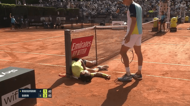 El choque de Garín contra la red en el ATP Masters 1000 de Roma.