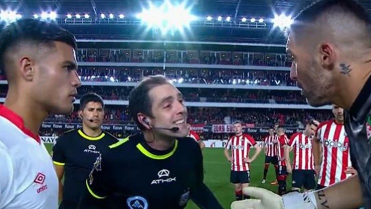 Mariano Andújar pelea con el árbitro Echenique en la Copa de Argentina