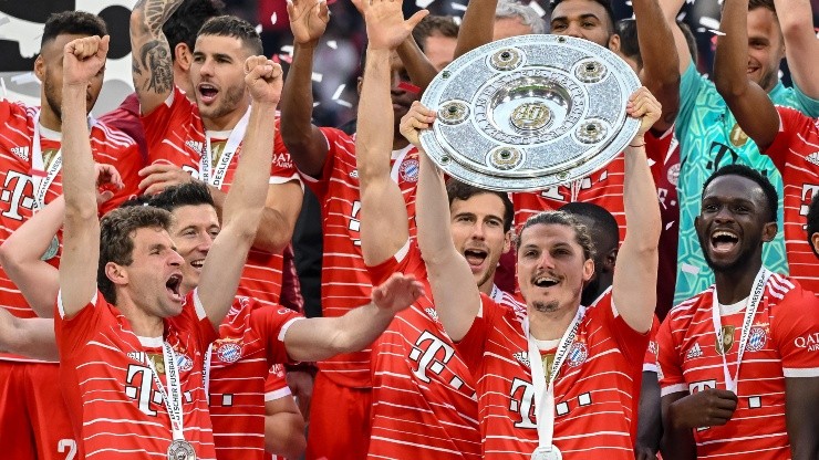 Bayern Múnich levantando el título de Bundesliga