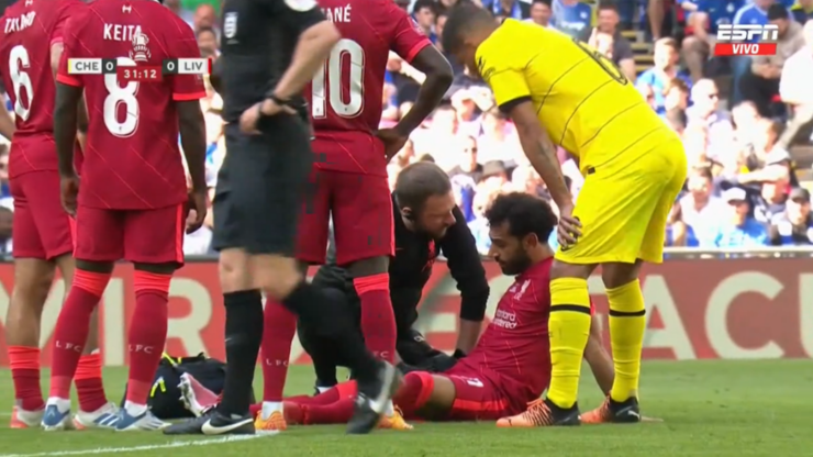 Mohamed Salah se tendió en el césped lesionado.