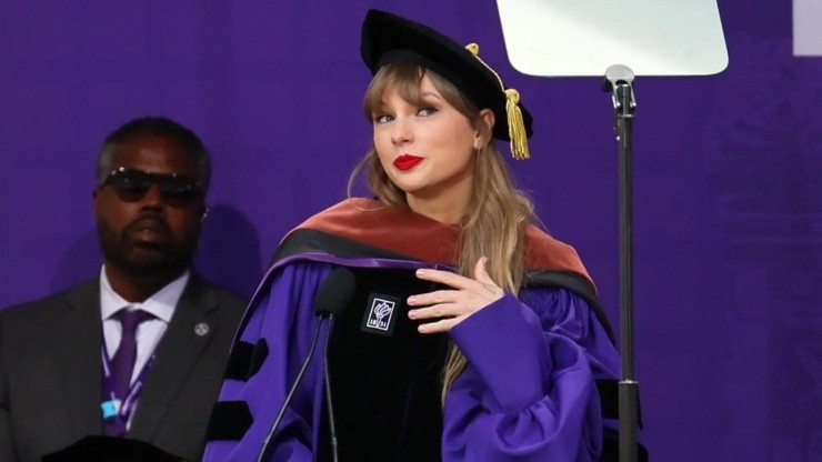 Taylor Swift en medio de su discurso en la Universidad de Nueva York.