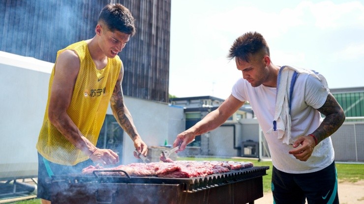 Lautaro Martínez y Joaquín Correa encargados del asado del Inter de Alexis y Vidal.
