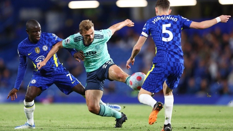Chelsea jugó un partido pendiente ante Leicester y rescató un importante punto como local.