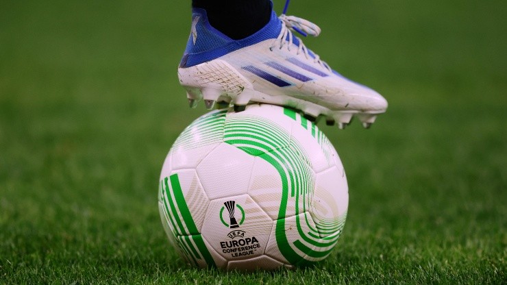El balón con el que se juega en el Campeonato Nacional 2022 también tendrá un diseño para la final de la UEFA Europa Conference League en Albania.