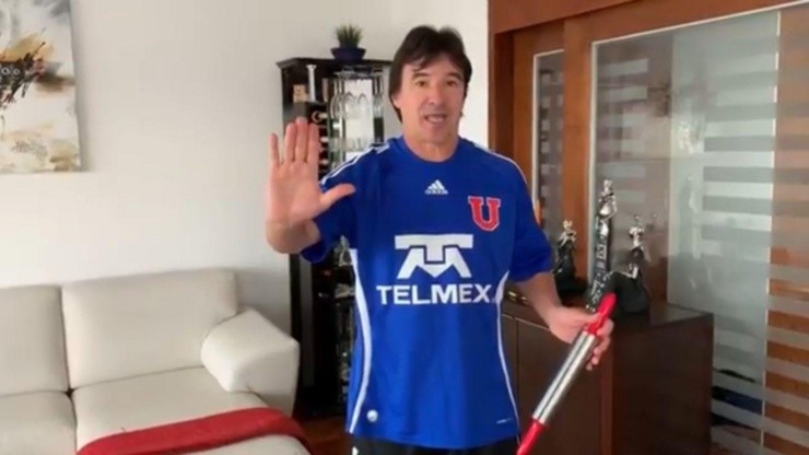 Valenzuela en una oportunidad hizo ejercicios con la camiseta de la U, que era de Juan Manuel Olivera.